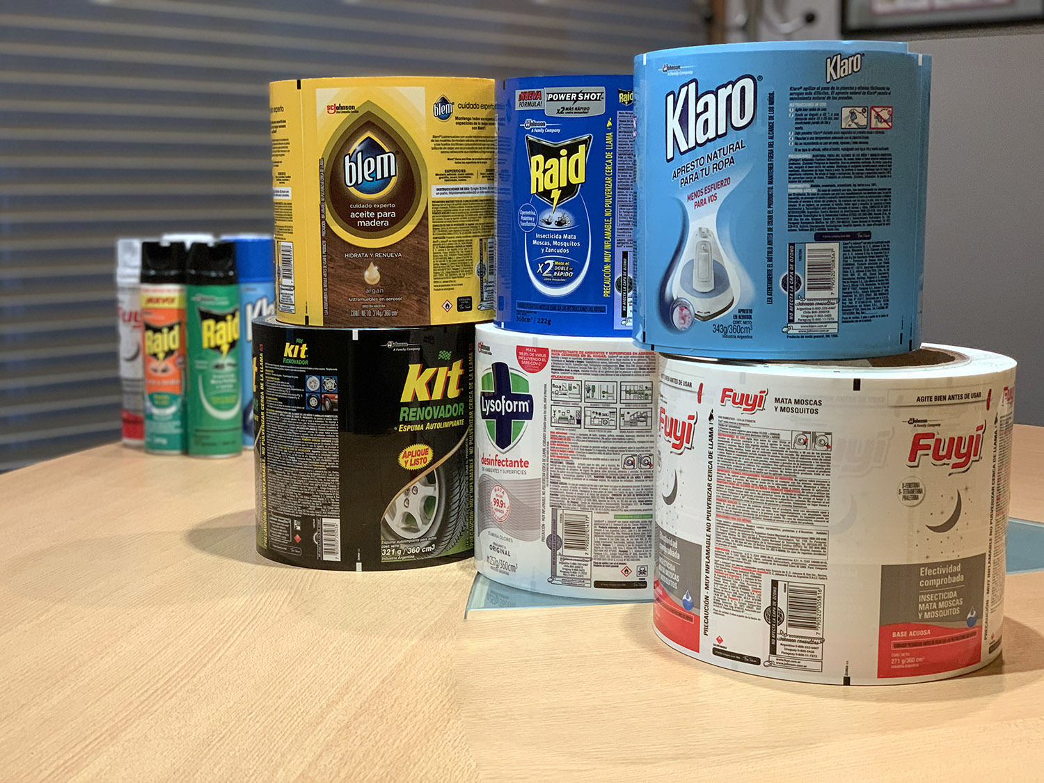 Etiquetas para envases aplicables en alta velocidad alimentadas por rollo